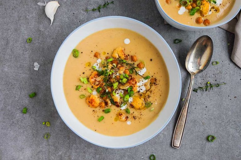 einfache Karfiolcremesuppe mit Kichererbsen