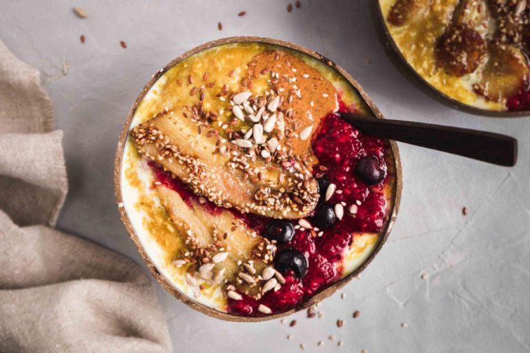 Kurkuma-Porridge mit warmen Beeren