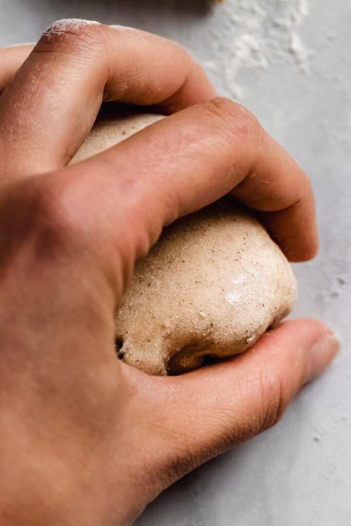 Den Teig für die Osterbrötchen zu Kugeln formen