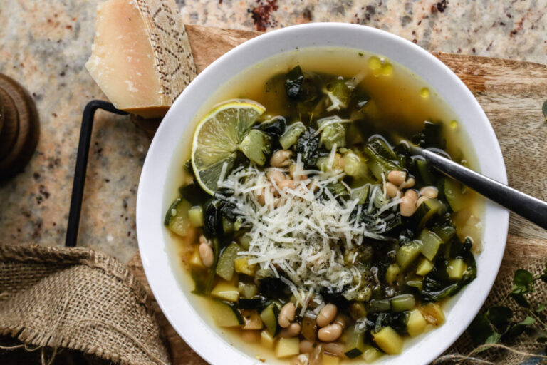 mediterrane Bohnen-Zucchini-Suppe