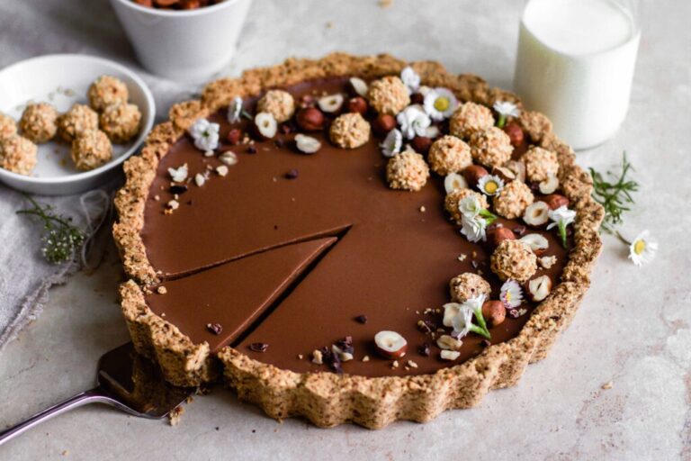 easy chocolate tart with a crunchy oat crust