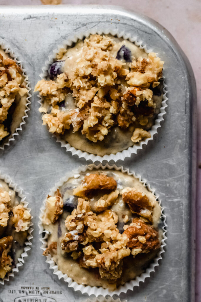 gesunde muffins mit früchten und nussstreusel vor dem backen