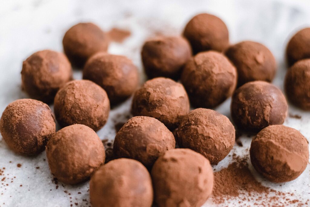 mandel energy balls in kakao gewälzt