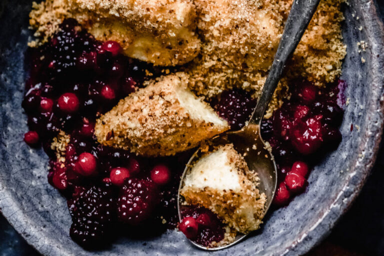 Topfennockerl mit Butterbrösel und warmen Beeren