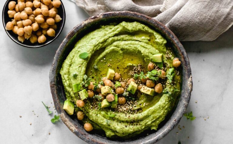 veganer Avocado-Hummus mit Spinat