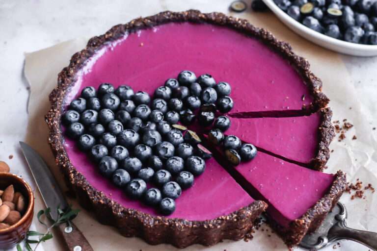 Cremige, vegane Beeren-Tarte mit Nuss-Kakao-Kruste