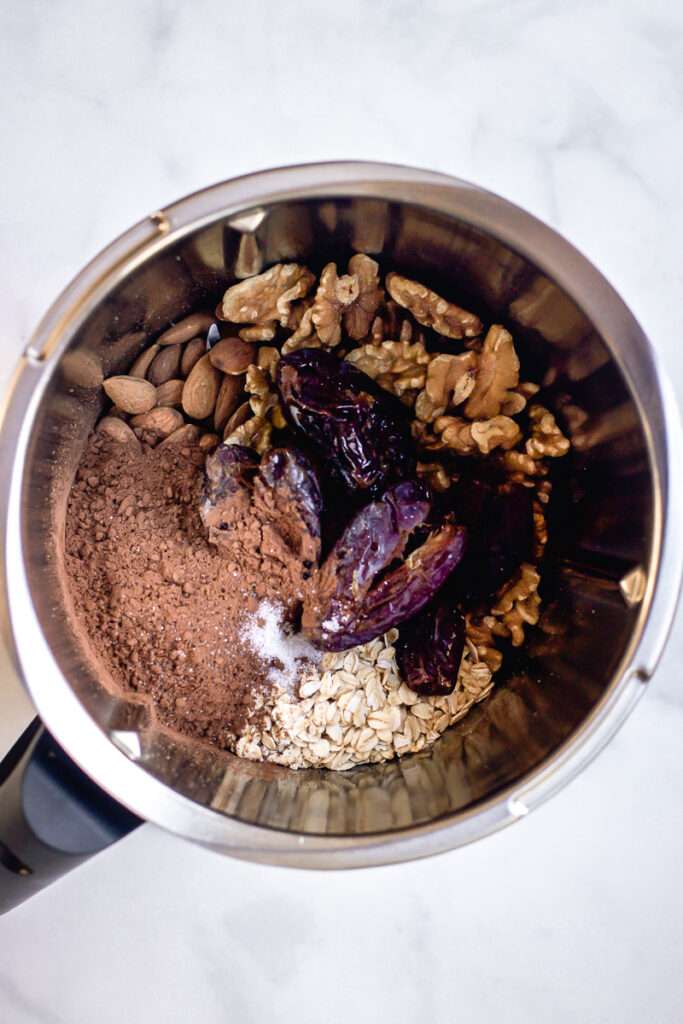 alle zutaten für die nuss-kakao-kruste werden in den mixer gegeben