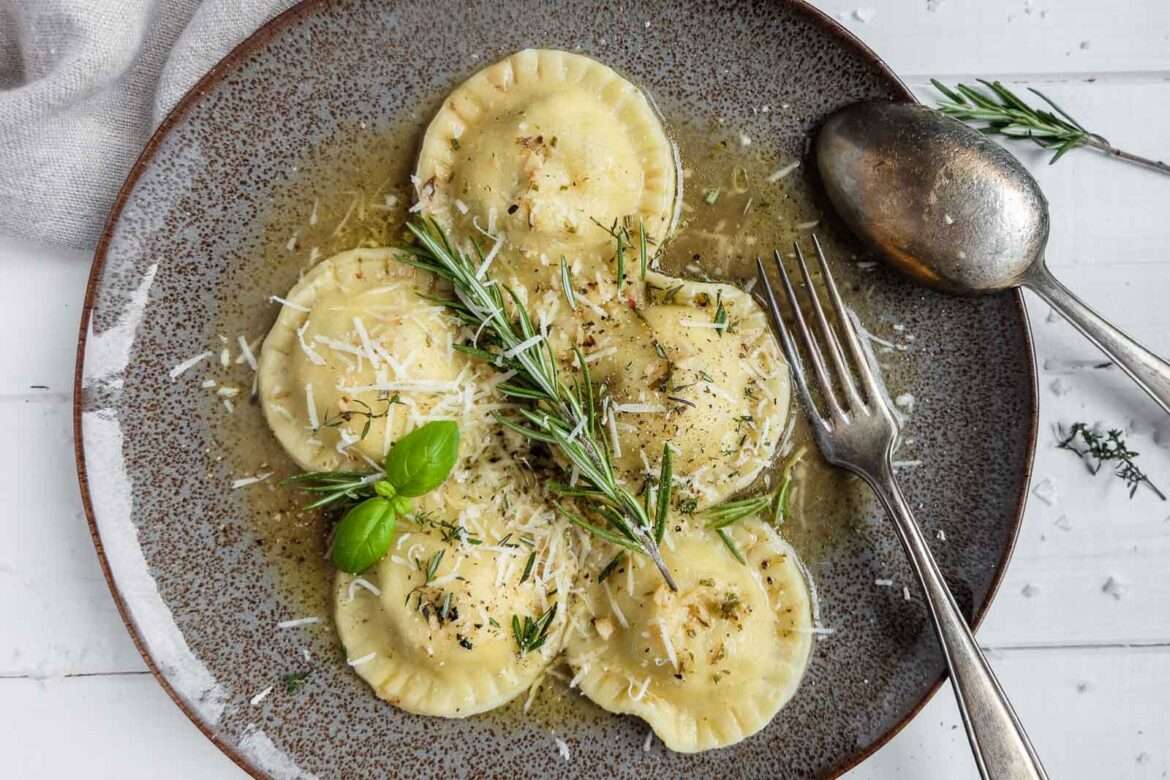 Pilz-Ricotta-Ravioli Mit Gebräunter Rosmarin-Butter | Flowers In The Salad