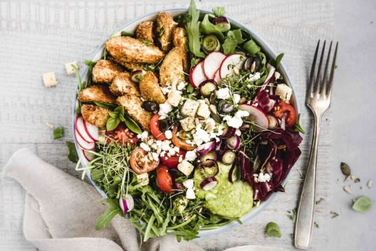 bunte Salatbowl mit knusprigen Potato-Wedges