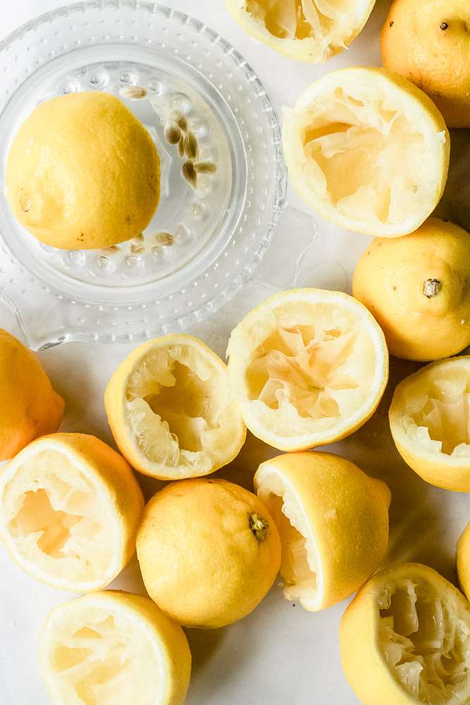 frischer zitronensaft für die lemon bars