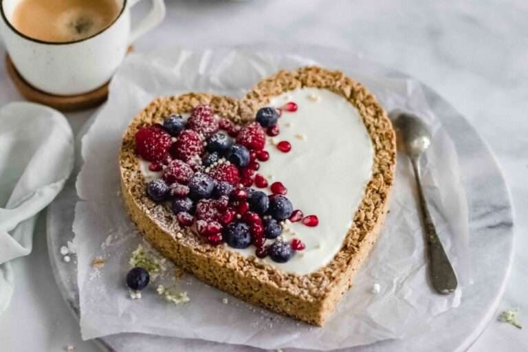 Granola Herz mit Joghurt und Beeren