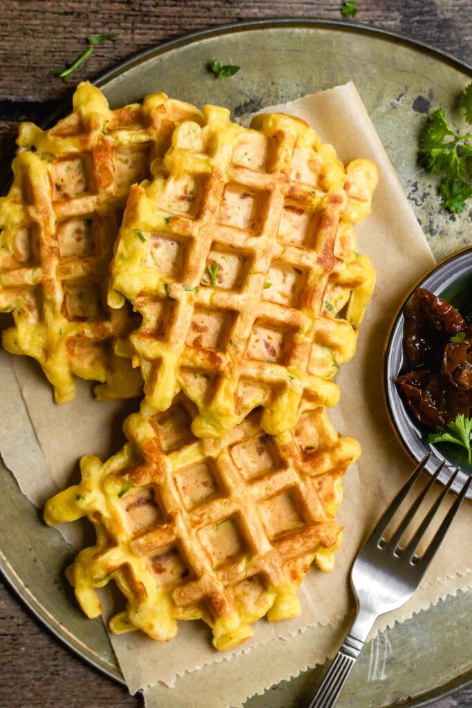 die fertig gebackenen, herzhaften kürbiswaffeln mit käse am besten warm und knusprig genießen