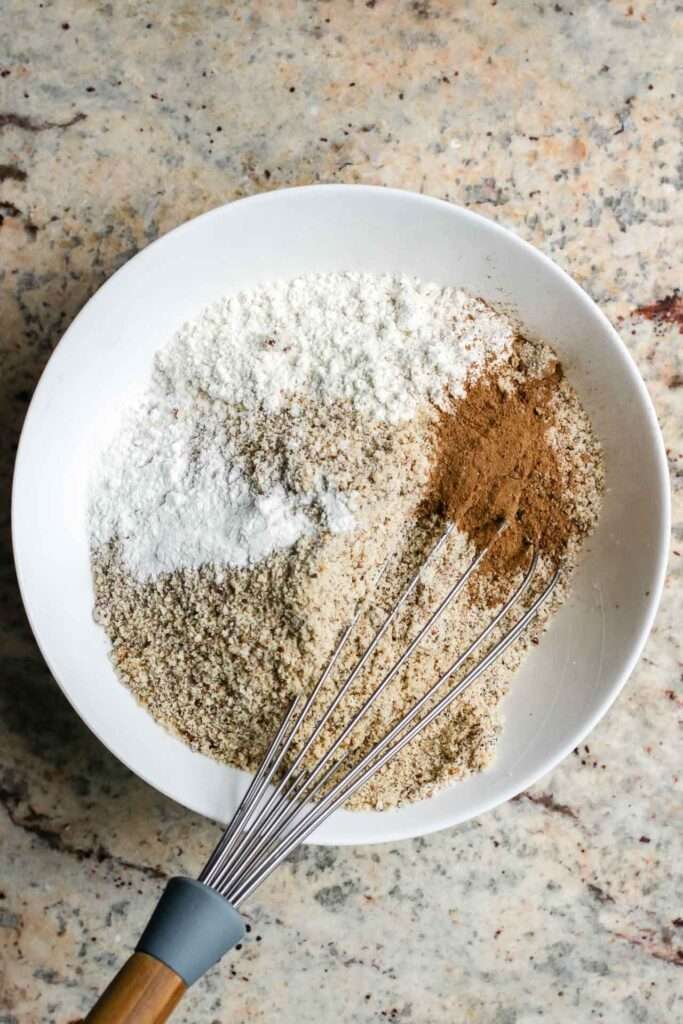 trockene zutaten (außer zucker) miteinander vermischen