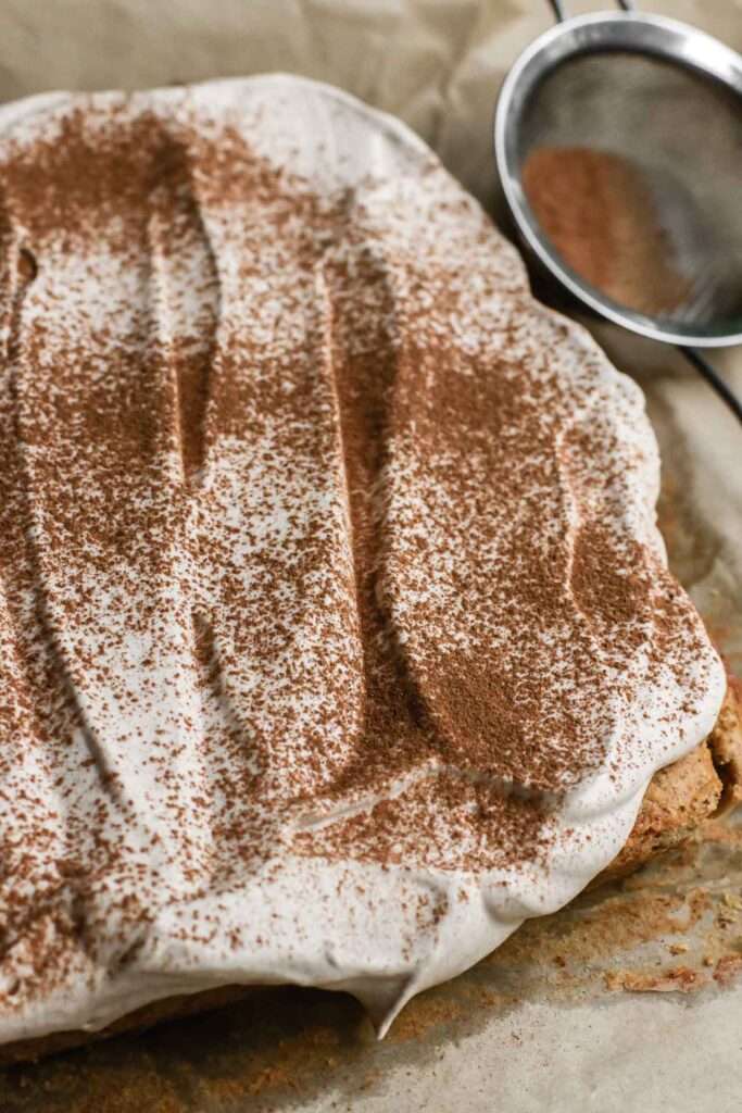 vor dem servieren wird der kuchen mit zimtobers und extra zimt getoppt