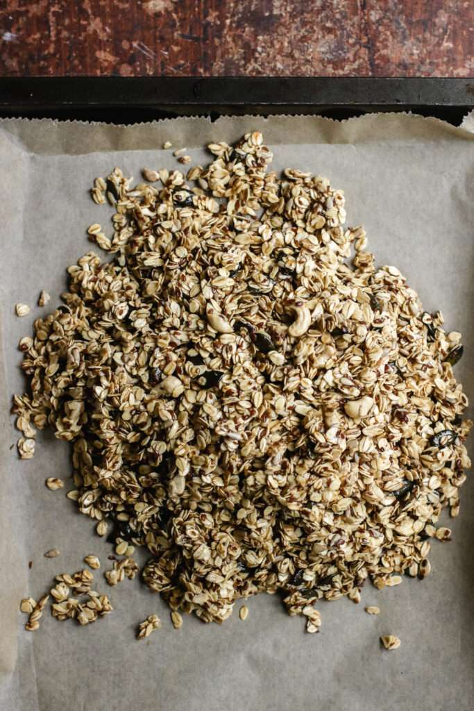 Granola mit Olivenöl auf dem Backblech