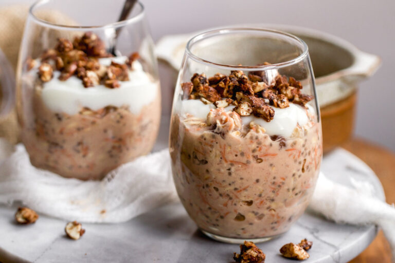 Carrot Cake Overnight Oats im Glas getoppt mit Zimtmandeln