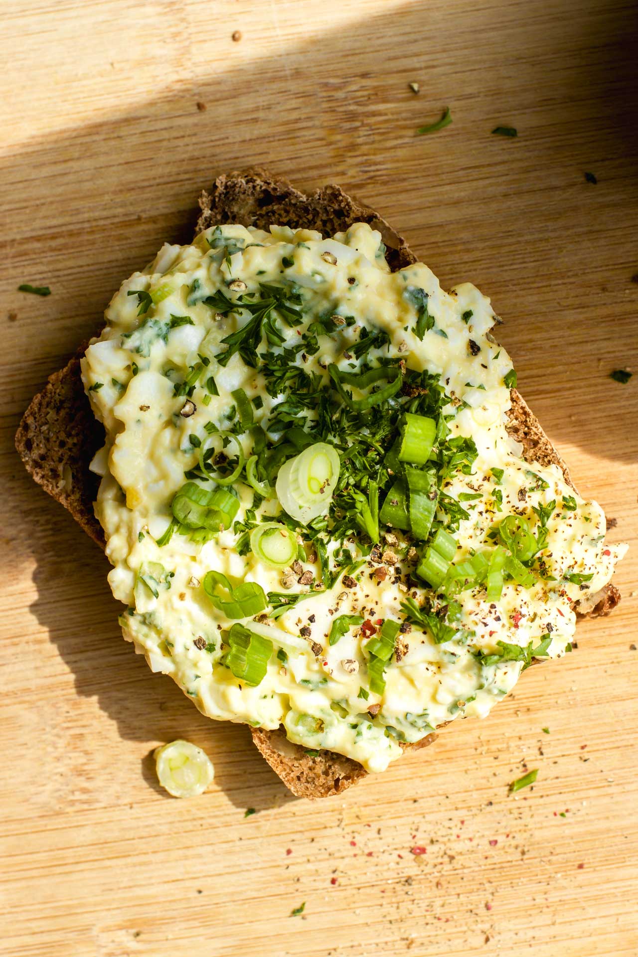 einfacher, schneller Cottage Cheese Eiaufstrich auf einem Brot