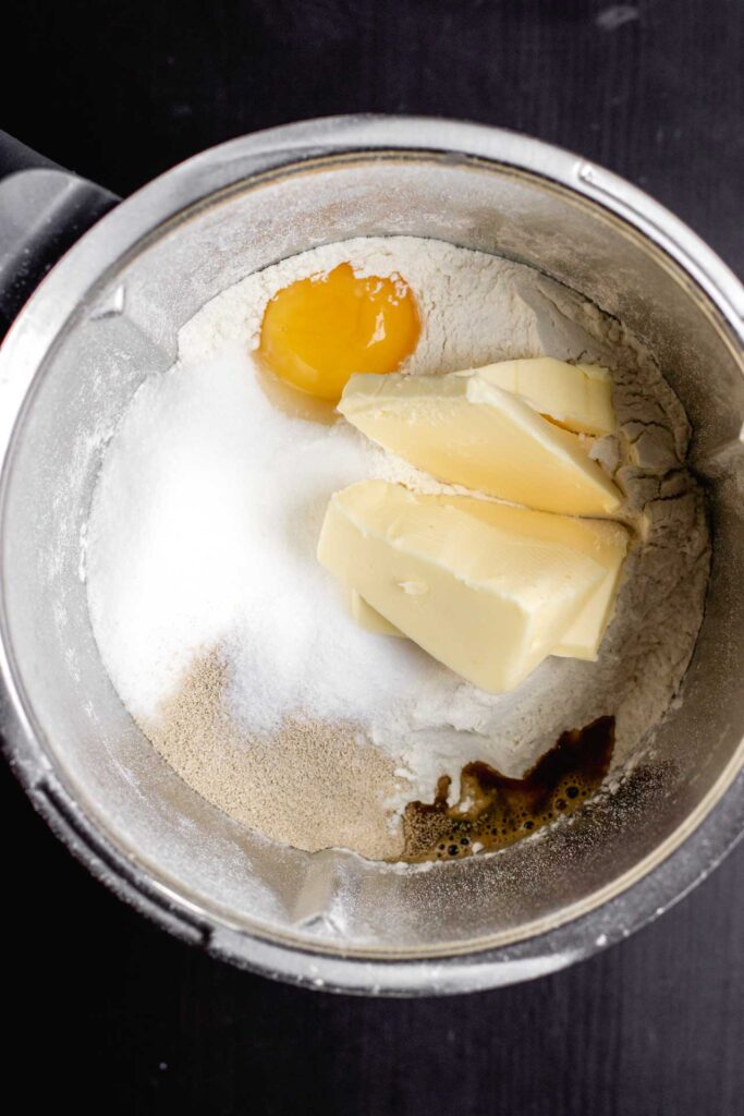 Zubereitung Teig Hefeteig Osterhasen