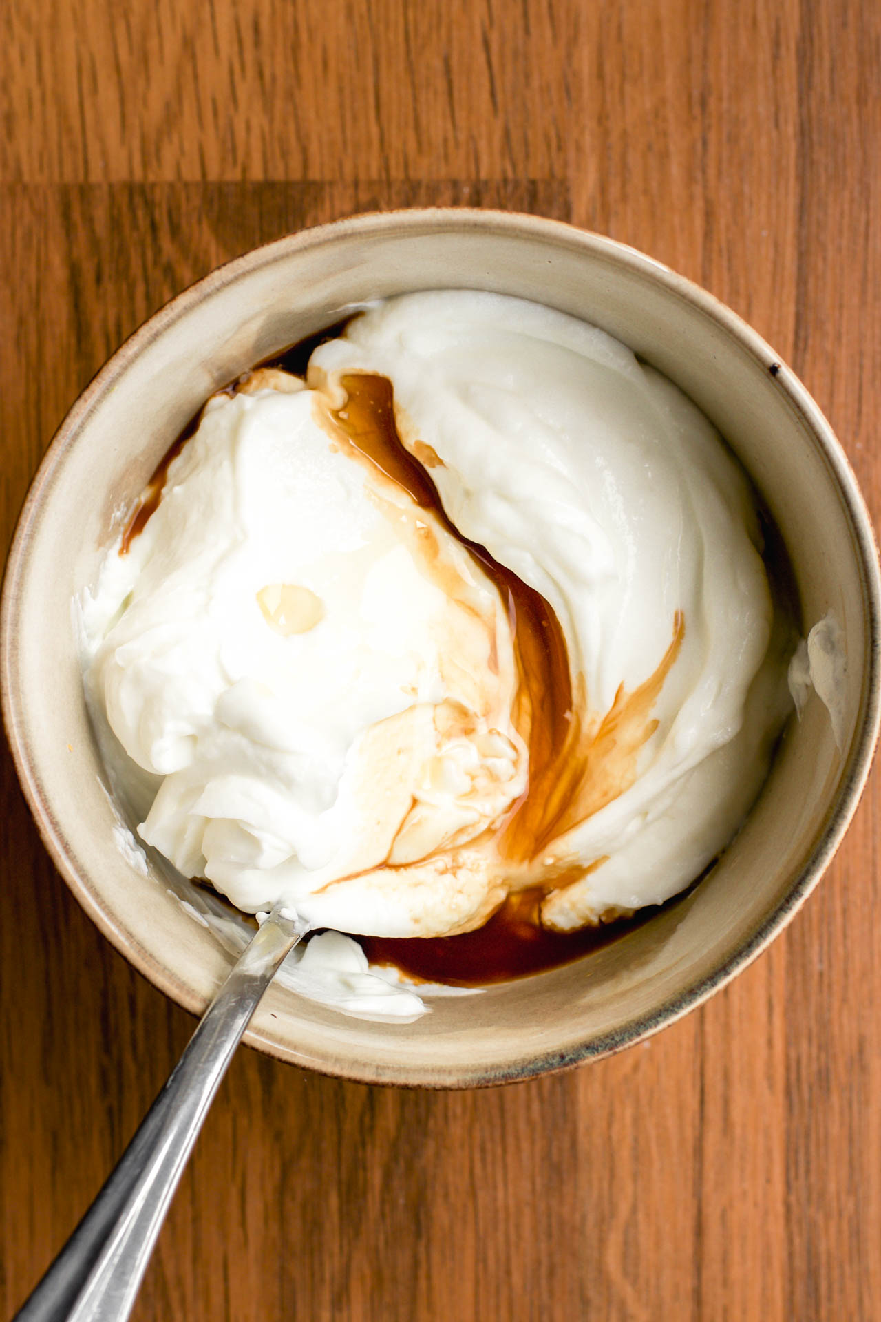 Joghurt mit Ahornsirup und Vanille mischen
